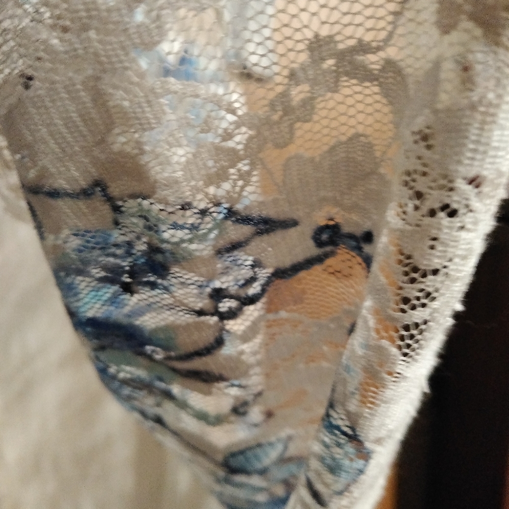 Beautiful lace dress - Picture 3 of 5